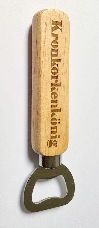 Hölzerner Flaschenöffner mit dem eingravierten Wort "Kronkorkenkönig".